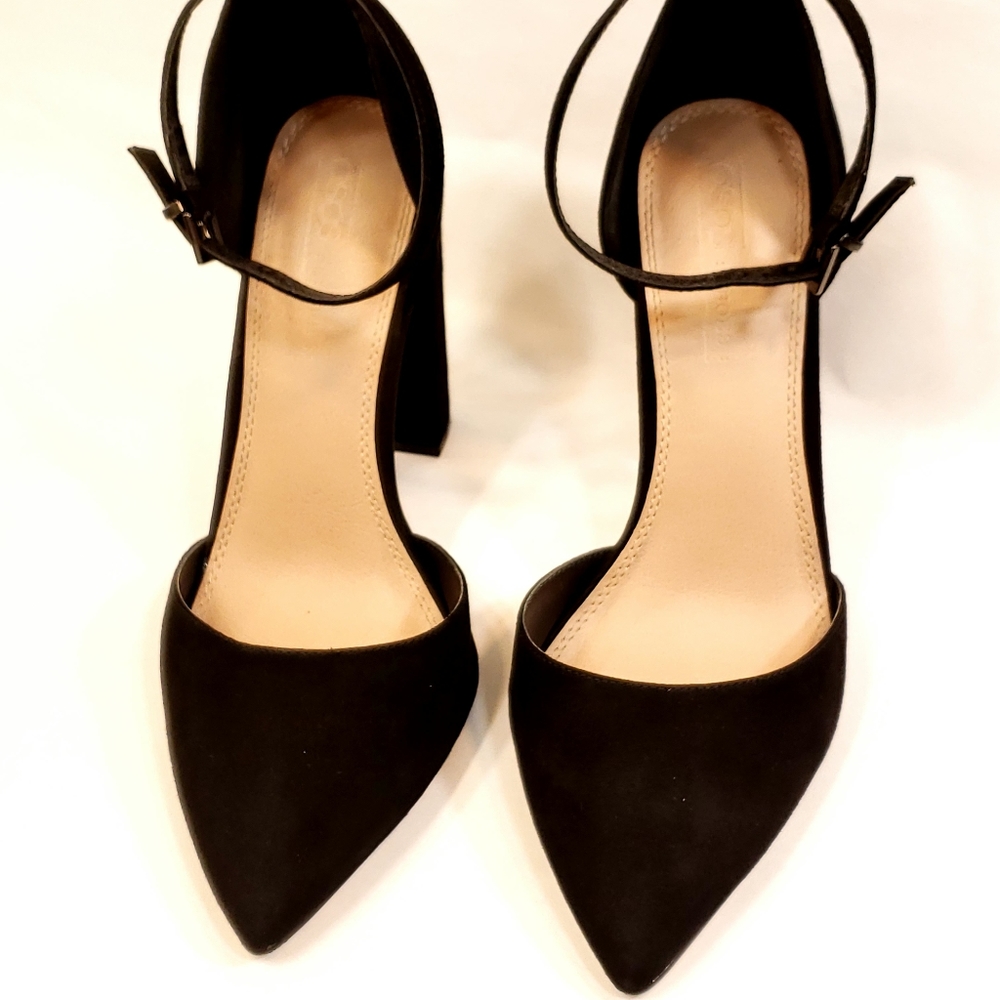 Wide-Fit Pointed Toe Chunky Heels